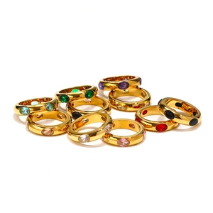 Eleganti anelli in acciaio al titanio placcato oro 18k con zirconi multicolori incastonati