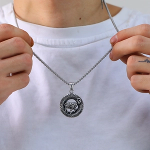 Detalle del colgante del zodiaco Aries en plata antigua con cadena de caja fina