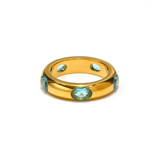 Dettaglio anello placcato oro 18 carats con incastonati zirconi ovali blu chiaro