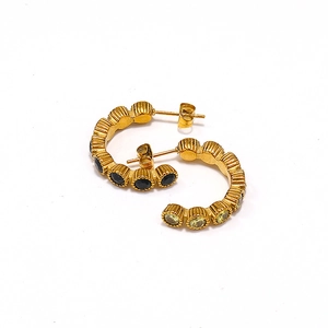 Boucles d'oreilles C dorées rétro avec texture perlée et zircons de couleur sur fond blanc