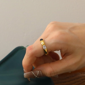 Anello minimalista in acciaio inossidabile placcato oro 18k con zircone ovale