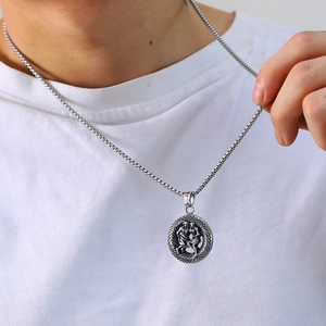 Collar vintage de acero inoxidable con disco del zodiaco y cadena veneciana para todos