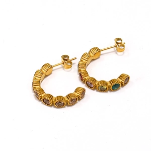 Boucles d'oreilles dorées en C avec pierres précieuses et rayures verticales