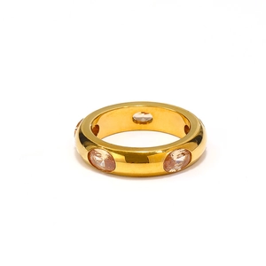 Dettaglio macro dell'anello largo placcato oro 18k con zirconi arancioni a taglio tondo