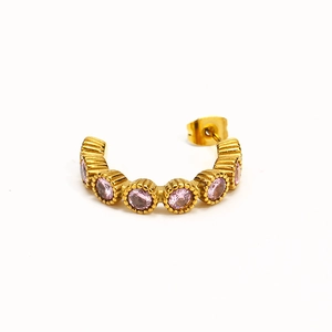 Détail de boucles d'oreilles en C plaquées or 18k avec sept zircons roses incrustés