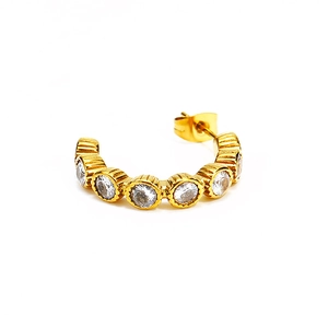 Détail de boucles d'oreilles vintage en forme de C plaquées or 18 carats avec oxydes de zirconium