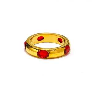 Dettaglio ravvicinato di un anello placcato oro 18k con zirconi rossi ovali brillanti