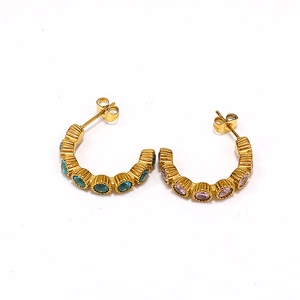 Boucles d'oreilles C en plaqué or 18k avec cristaux bleu-vert et rose-violet chic