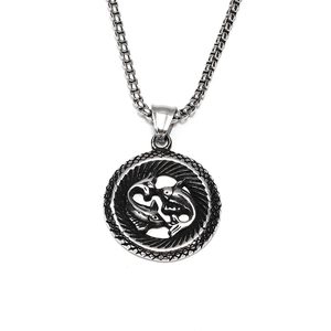 Detalle del colgante calado signo Piscis en una cadena de caja de acero titanio