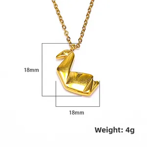 Collar con colgante de grulla de origami en acero de titanio oro de 18K sobre fondo blanco