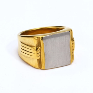 Dettaglio dell'anello a sigillo quadrato con piano argento spazzolato e bordi d'oro