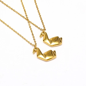 Collar con colgante de cisne de origami dorado en acero inoxidable chapado en oro 18K