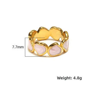Anello in oro 18k con cuori in smalto rosa marmorizzato da donna 7.7mm