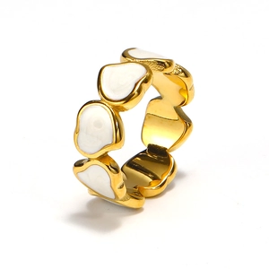 Vista dettagliata dell'anello a cuore placcato oro 18k con smalto bianco e bordo a onde