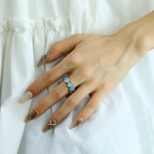 Anello alla moda in acciaio inossidabile placcato oro 18k con cuori in smalto blu