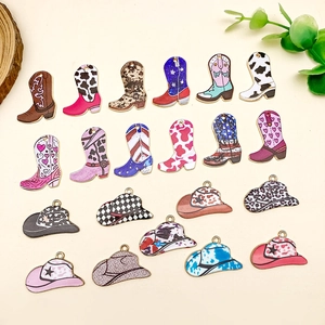 Pendentifs chapeau et botte de cowboy émaillés aux motifs variés pour bijoux DIY