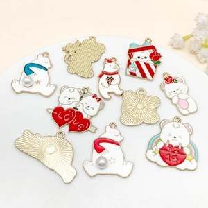 Pendentifs en alliage émaillé ours et chat colorés pour bijoux DIY dans un plateau blanc