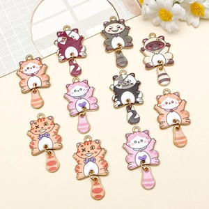 Detail van emaille kattenbedeltjes met beweegbare staart voor DIY-sieraden in kleuren
