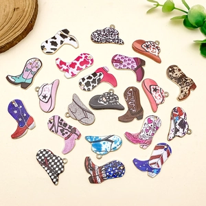 Assortiment de breloques bottes et chapeaux de cowboy pour la création de bijoux DIY