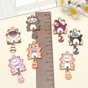 7 kleurrijke legering kattenbedeltjes met bewegende staart voor DIY sieraden maken