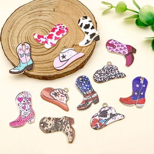 Détail de breloques bijoux DIY en style botte et chapeau de cow-boy aux motifs variés