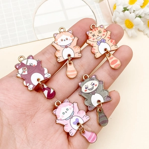 Detail van schattige kleurrijke emaille kattenhangers met beweegbare staarten voor DIY-sieraden