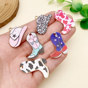 Détail de pendentifs émaillés de style cowboy avec bottes et chapeaux rétro