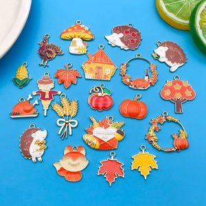 Surtido de colgantes de otoño con calabazas, espantapájaros y hojas de membrillo