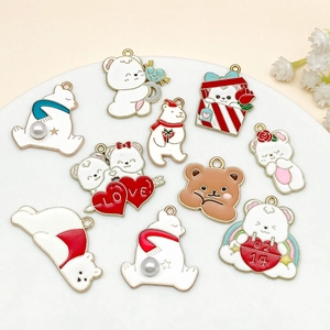 Pendentifs ours de dessin animé en alliage avec cœurs et perles sur un plateau blanc