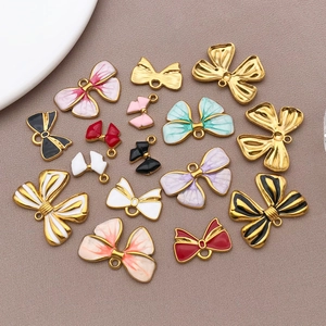 Details von bunten Emaille-Schmetterlingsanhängern für DIY-Schmuck in verschiedenen Stilen