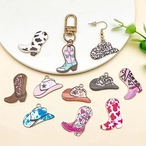Pendentifs émaillés bottes et chapeaux de cowboy avec motifs léopard et vache