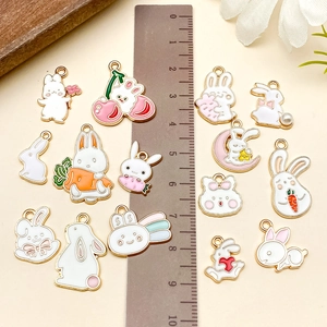 Détails de divers breloques lapin en émail blanc et rose avec placage d'or pour bricolage