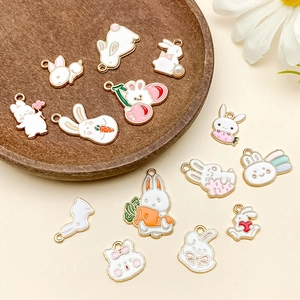 Vue à plat de breloques lapin en alliage émaillé coloré pour la création de bijoux DIY