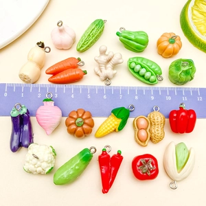 Vista macro de colgantes de resina con forma de comida para crear joyas artesanales
