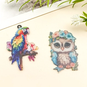 Détails de pendentifs animaux en acrylique avec un perroquet et une chouette aux fleurs