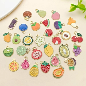 Mélange de breloques de fruits en émail coloré avec fraise, pastèque et motifs d'ananas
