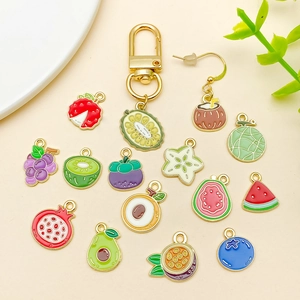 Gros plan de breloques fruits en émail coloré avec fermoirs dorés pour kits de bijoux DIY