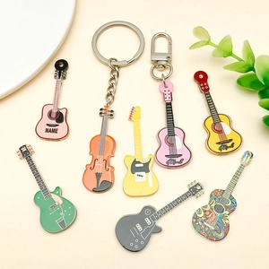 Flachbild von bunten Acryl-Gitarren und Geigenanhängern mit Metall-Karabinerverschluss
