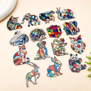 Vue détaillée de divers pendentifs animaux en acrylique mosaïque pour bijoux DIY
