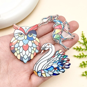 Vue détaillée de pendentifs animaux en mosaïque acrylique aux motifs imprimés colorés