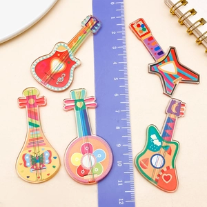 Détail macro de pendentifs guitare en acrylique coloré pour accessoires bijoux DIY