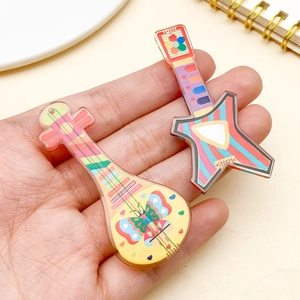 Gros plan de breloques en acrylique coloré pour luth et guitare avec motifs papillon