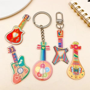 Lot de porte-clés colorés en acrylique avec motifs de guitares et de violons