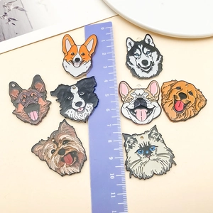 Vue macro de pendentifs animaux en acrylique avec règle de mesure pour bijoux DIY