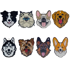 Pendentifs animaux en acrylique avec diverses races de chiens et chats comme Corgi et Retriever