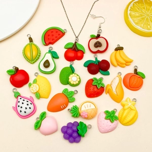 Ciondoli assortiti in resina 3D a forma di frutta come fragola e durian per gioielli fai da te