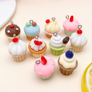 Set di mini ciondoli a forma di cupcake in resina con anelli per gioielli fai-da-te