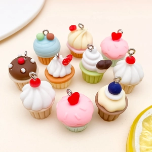Dettaglio di ciondoli cupcake in resina con anelli in metallo per gioielli fai-da-te