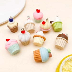 Ciondoli colorati a forma di cupcake in resina per gioielli fai-da-te e portachiavi