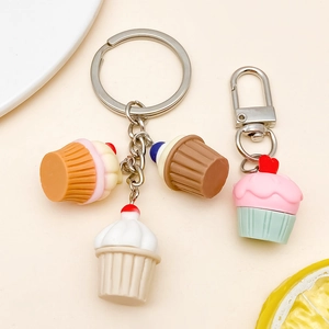 Dettagli di simpatici ciondoli cupcake in miniatura per portachiavi fai-da-te in vari colori